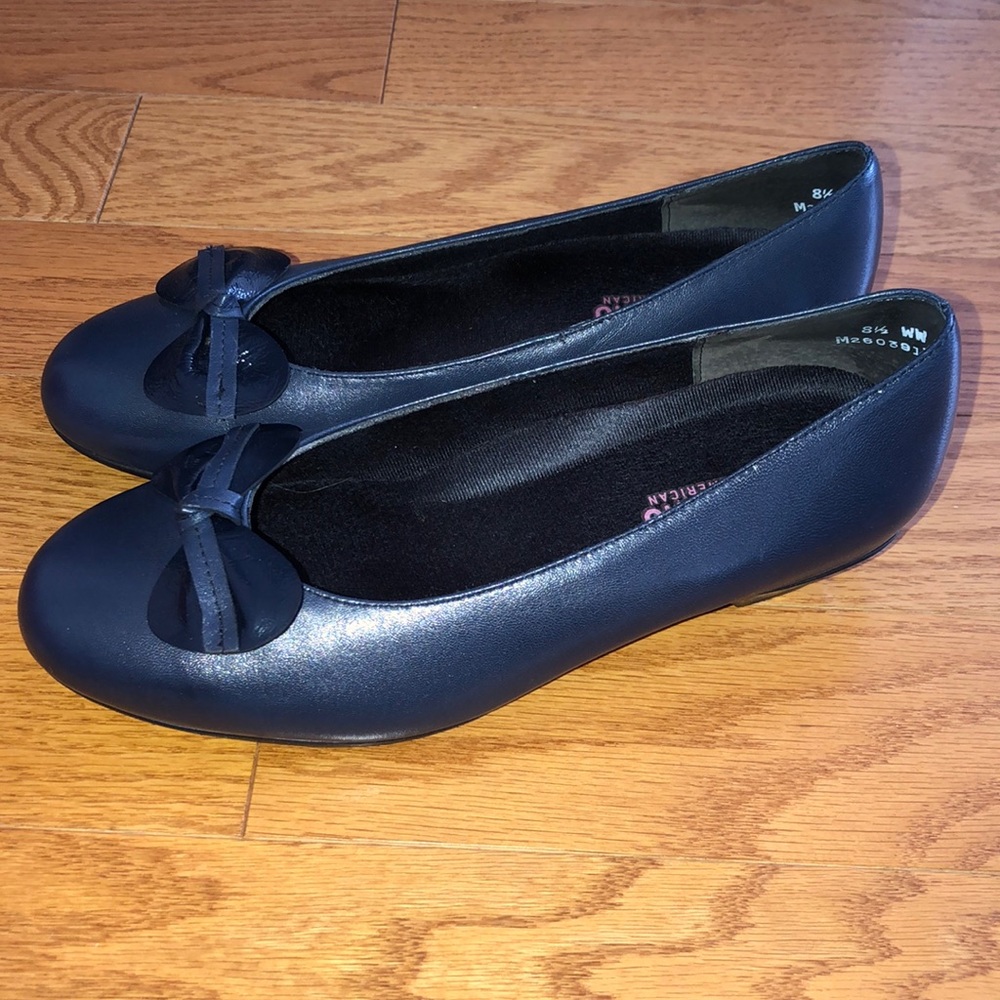 NBW Navy Leather pumps